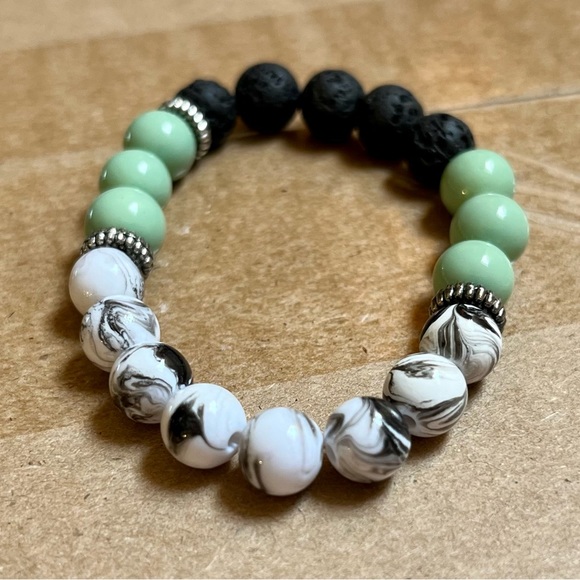 Black lava & glass bead elastic bracelet - Picture 8 of 10